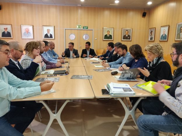 El Ayuntamiento de Sant Josep de sa Talaia acoge una reunión de trabajo con todas las administraciones implicadas en el proyecto de remodelación de la Bahía de Portmany, cuando se está a punto de contratar la oficina técnica que dirigirá el proyecto